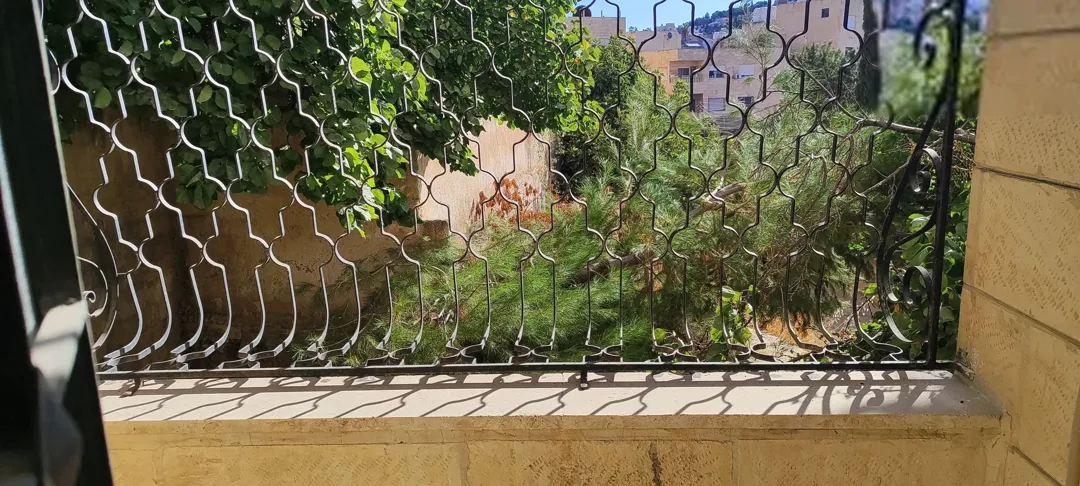 شقة طابق ارضي معلق للبيع