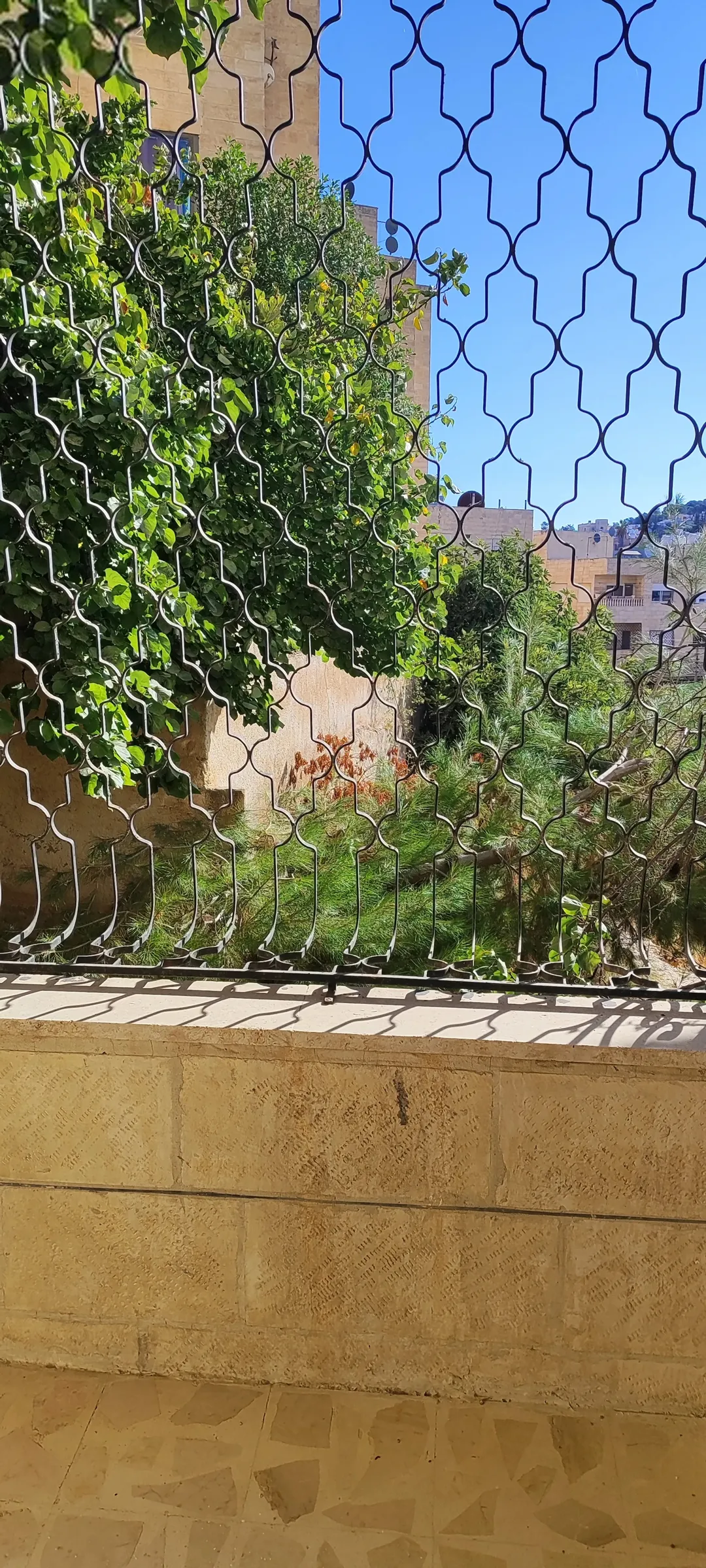 شقة طابق ارضي معلق للبيع