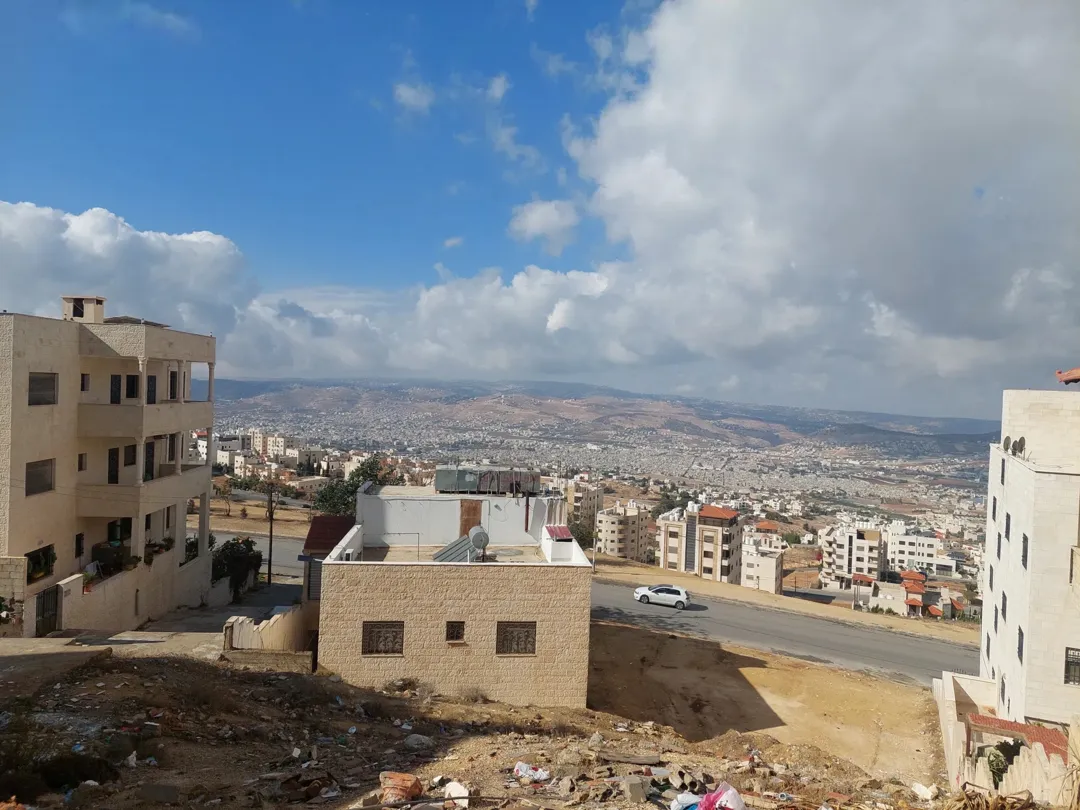 ارض للبيع في عمان ابو نصير قرب مسجد الهدى مرتفعه ومطلة واصلها جميع الخدمات بسعر مميز — صورة 3