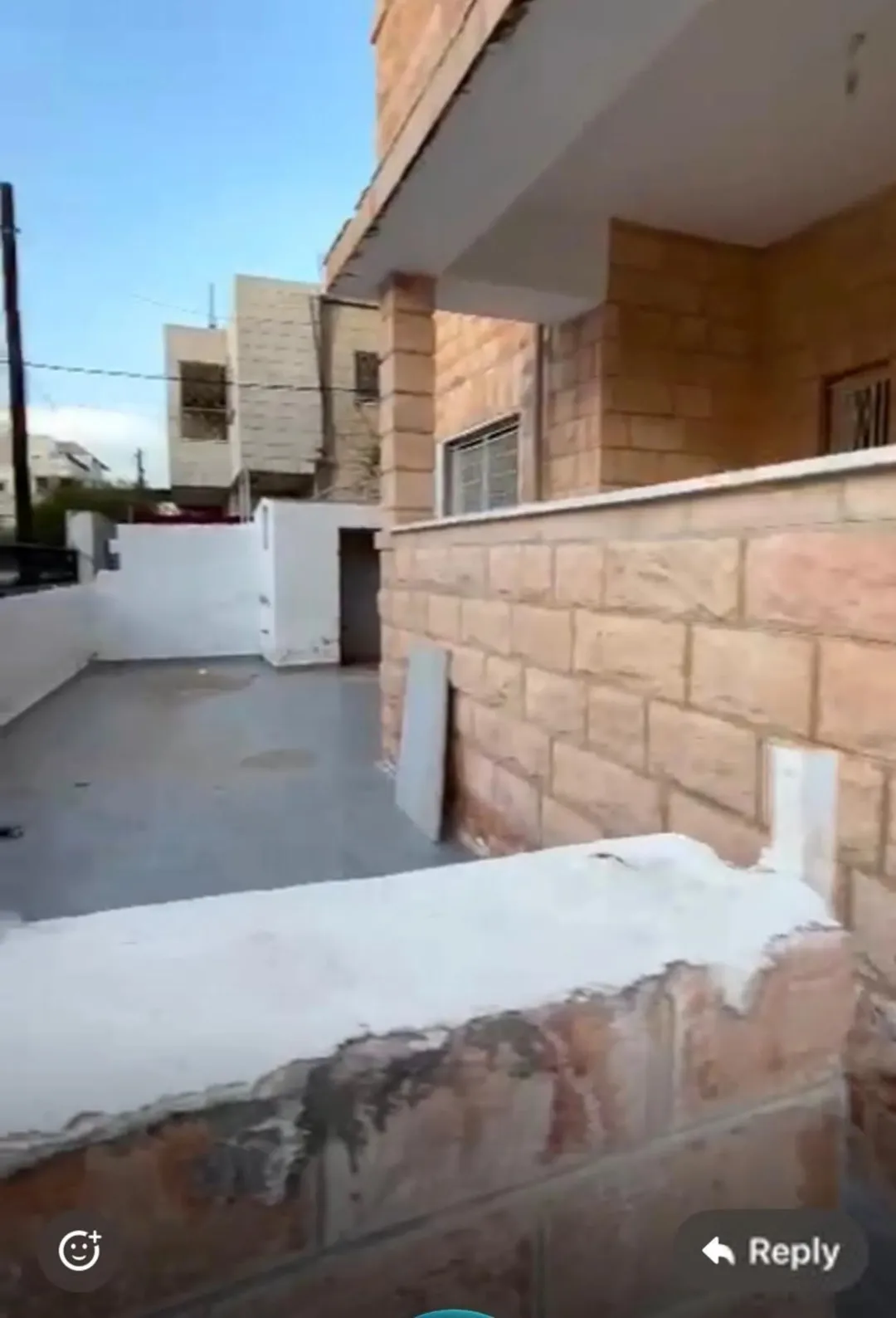 للبيع شقة أرضية مع ساحة وكراج