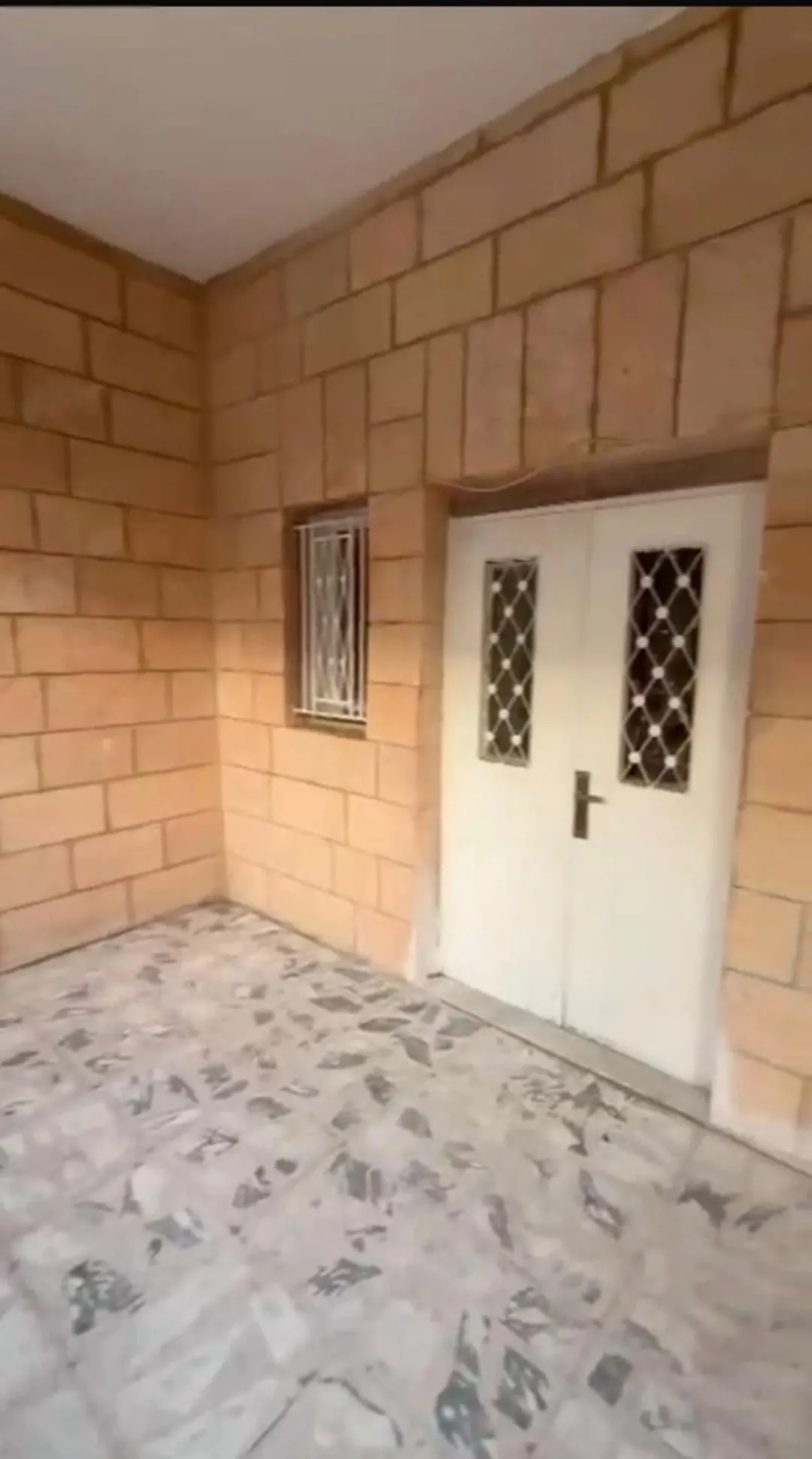 للبيع شقة أرضية مع ساحة وكراج