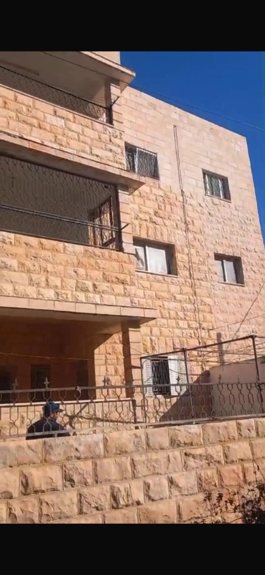 للبيع شقة أرضية مع ساحة وكراج