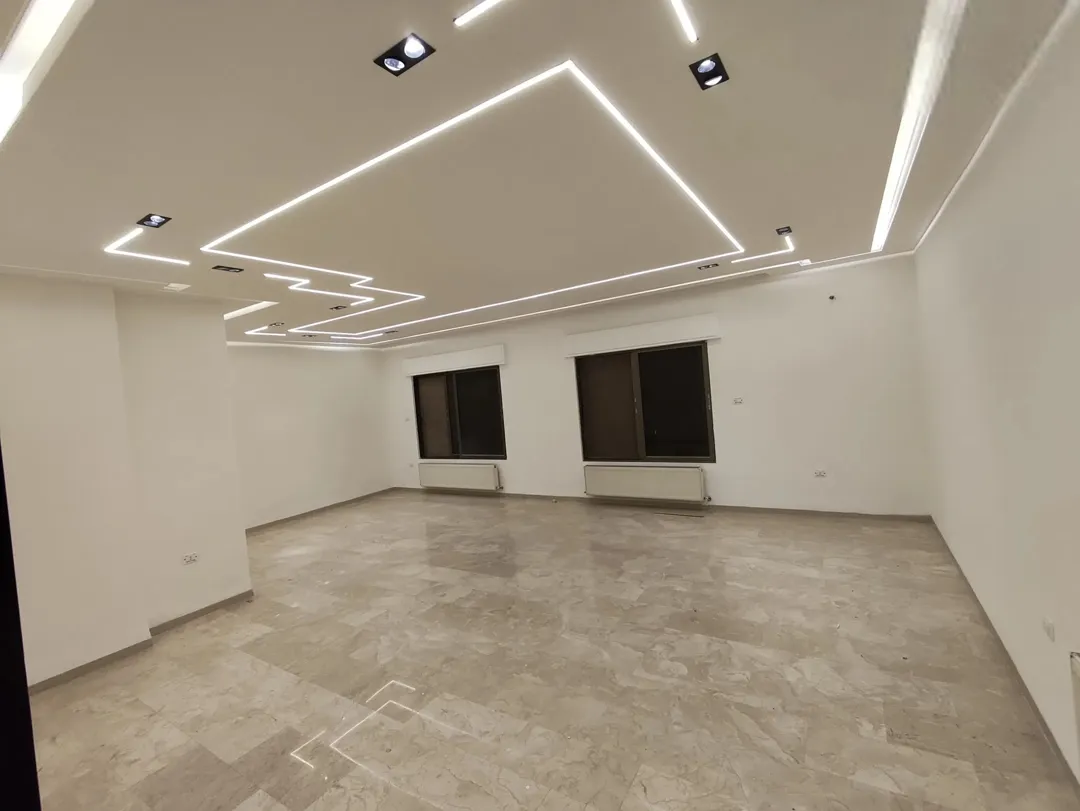 شقة مع روف فاخرة للبيع في أم الأذينة فرصة لا تُفوّت