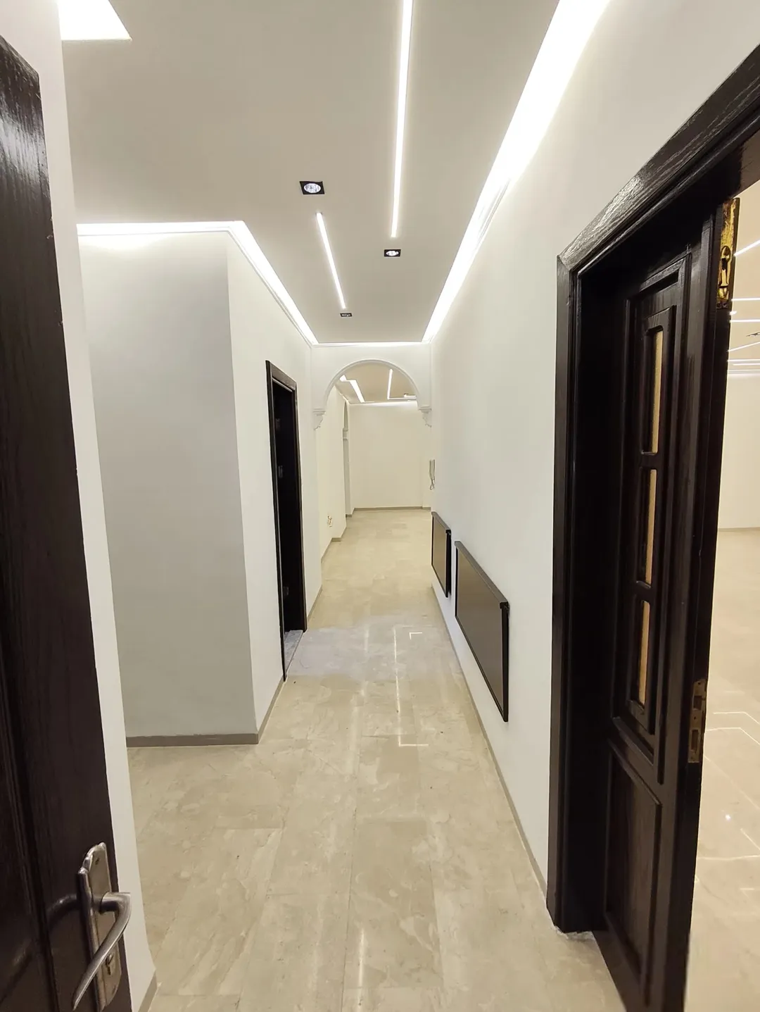 شقة مع روف فاخرة للبيع في أم الأذينة فرصة لا تُفوّت