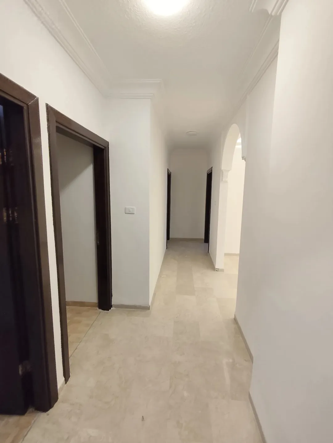 شقة مع روف فاخرة للبيع في أم الأذينة فرصة لا تُفوّت