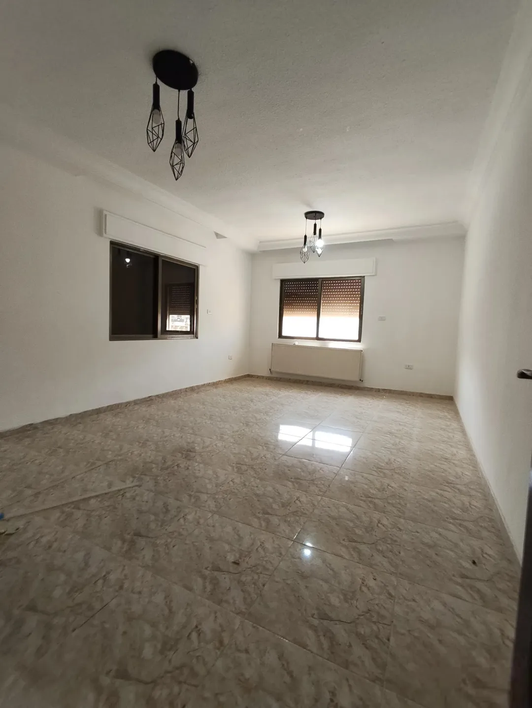 شقة مع روف فاخرة للبيع في أم الأذينة فرصة لا تُفوّت