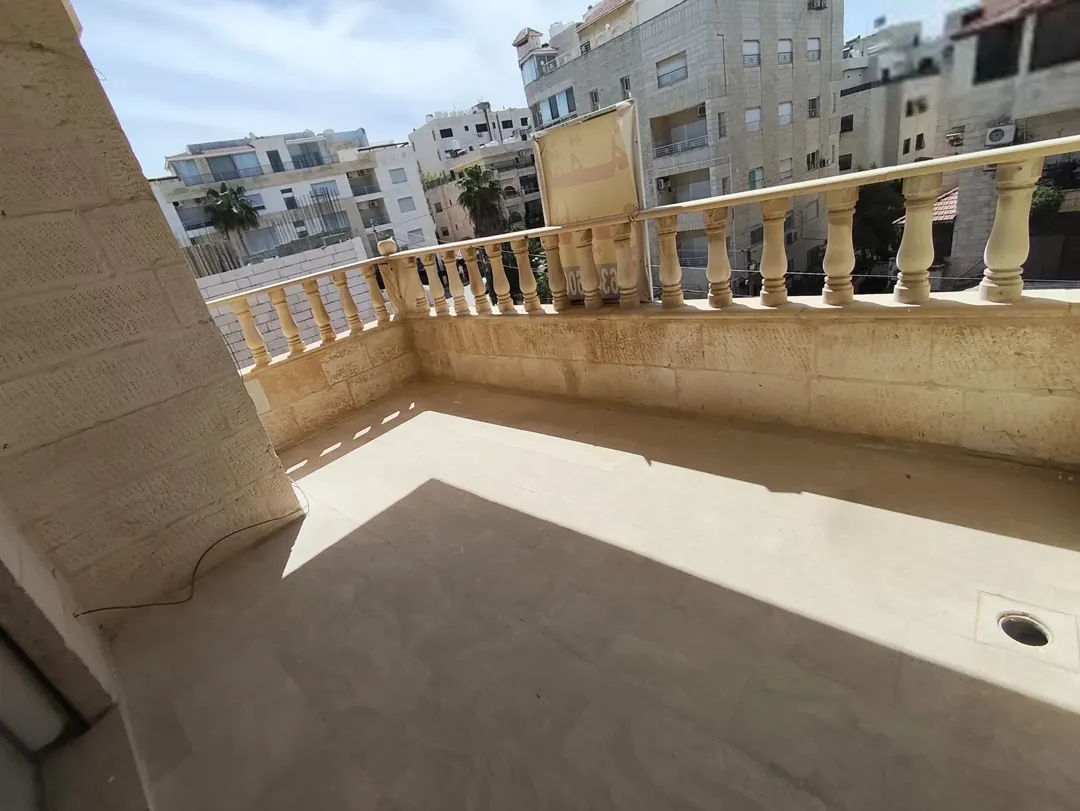 شقة مع روف فاخرة للبيع في أم الأذينة فرصة لا تُفوّت