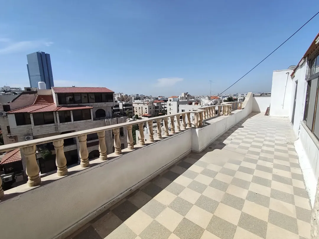شقة مع روف فاخرة للبيع في أم الأذينة فرصة لا تُفوّت