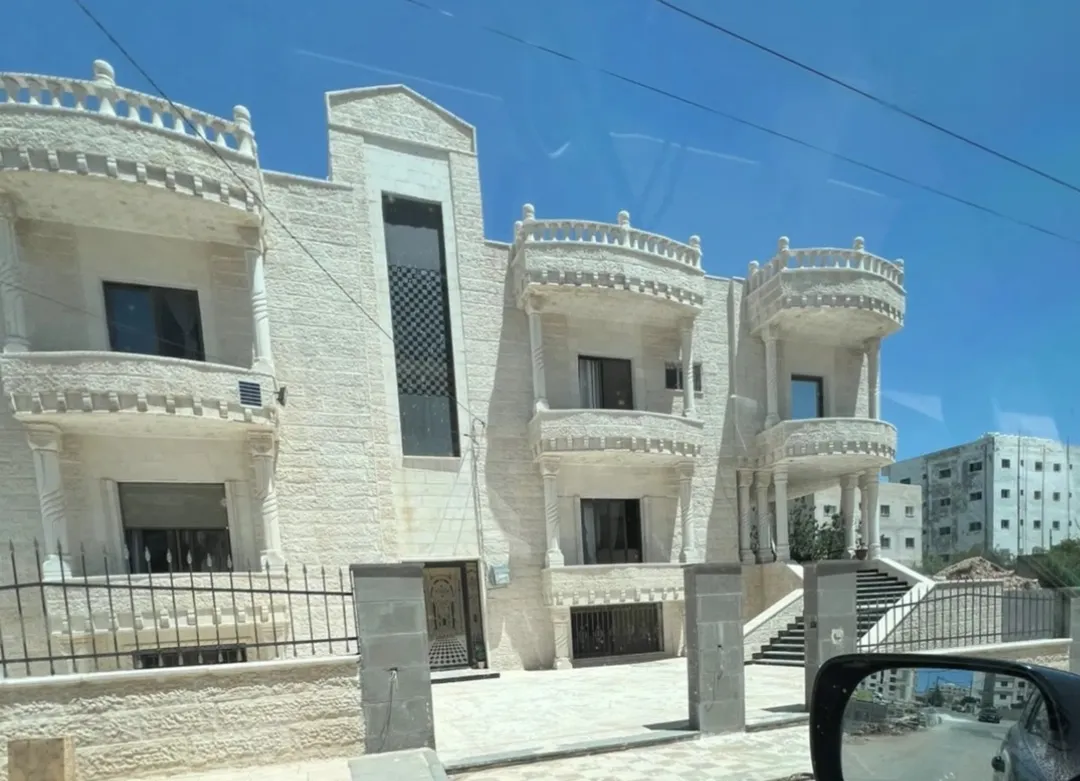فيلا للبيع بالمزاد العلني