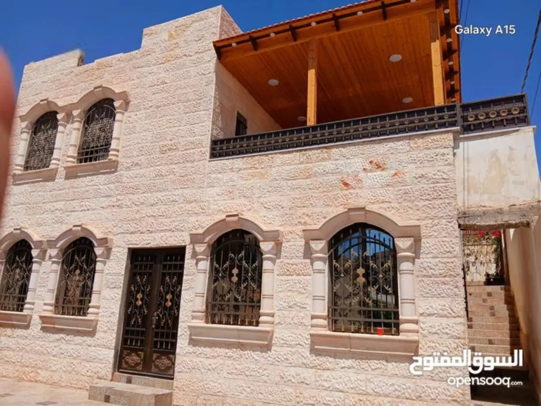 منزل للبيع مكون من ثلاث غرف نوم وغرفة ضيوف ومطبخ راكب وصالة معيشة ومضافة أربعين متر