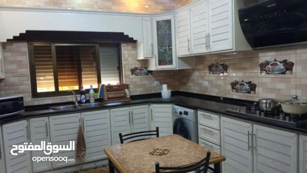 منزل للبيع مكون من ثلاث غرف نوم وغرفة ضيوف ومطبخ راكب وصالة معيشة ومضافة أربعين متر