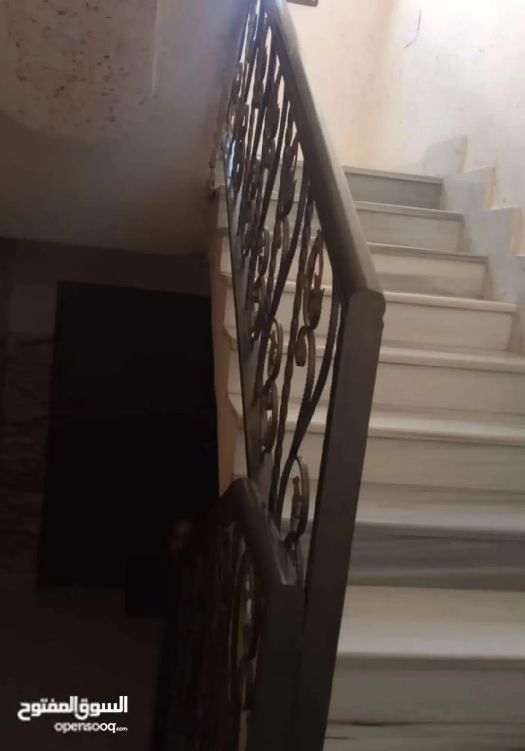 منزل للبيع مكون من ثلاث غرف نوم وغرفة ضيوف ومطبخ راكب وصالة معيشة ومضافة أربعين متر