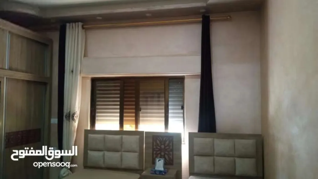 منزل للبيع مكون من ثلاث غرف نوم وغرفة ضيوف ومطبخ راكب وصالة معيشة ومضافة أربعين متر