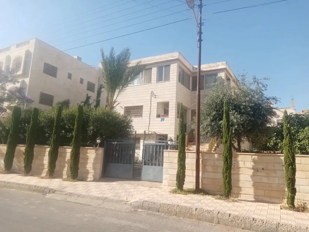 منزل دوبلكس فاخر للبيع في شفا بدران – مساحة واسعة وحديقة