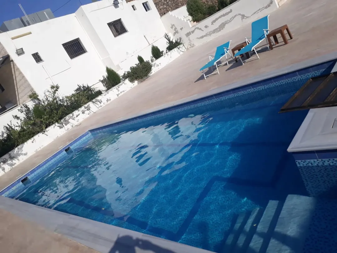شاليه بسعر خيالي بداعي السفر قريب من جامعة فلادفيا على 5 دنم 90 الف