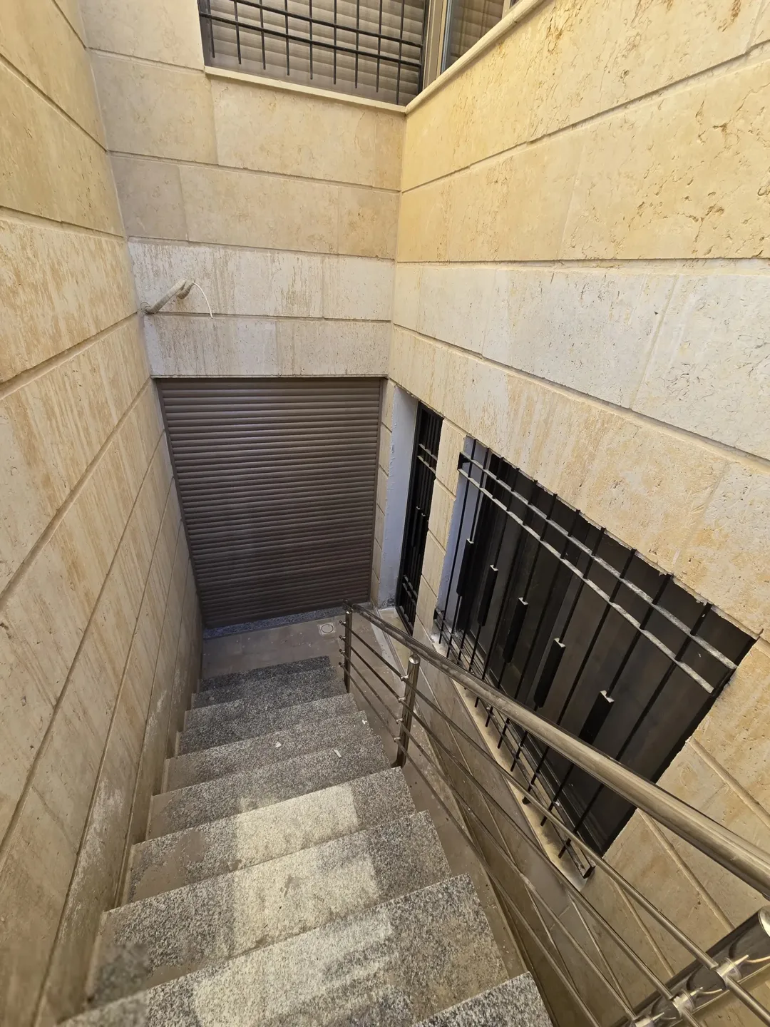 شقة فاخرة للبيع – البنيات الجنوبي (عمر العقار أقل من سنتين) طريق المطار قرب جامعة البتراء