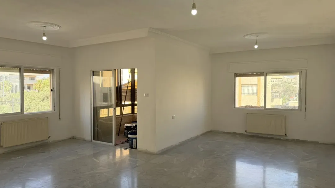 شقة سكنية واسعة للبيع في الجبيهة – عمان