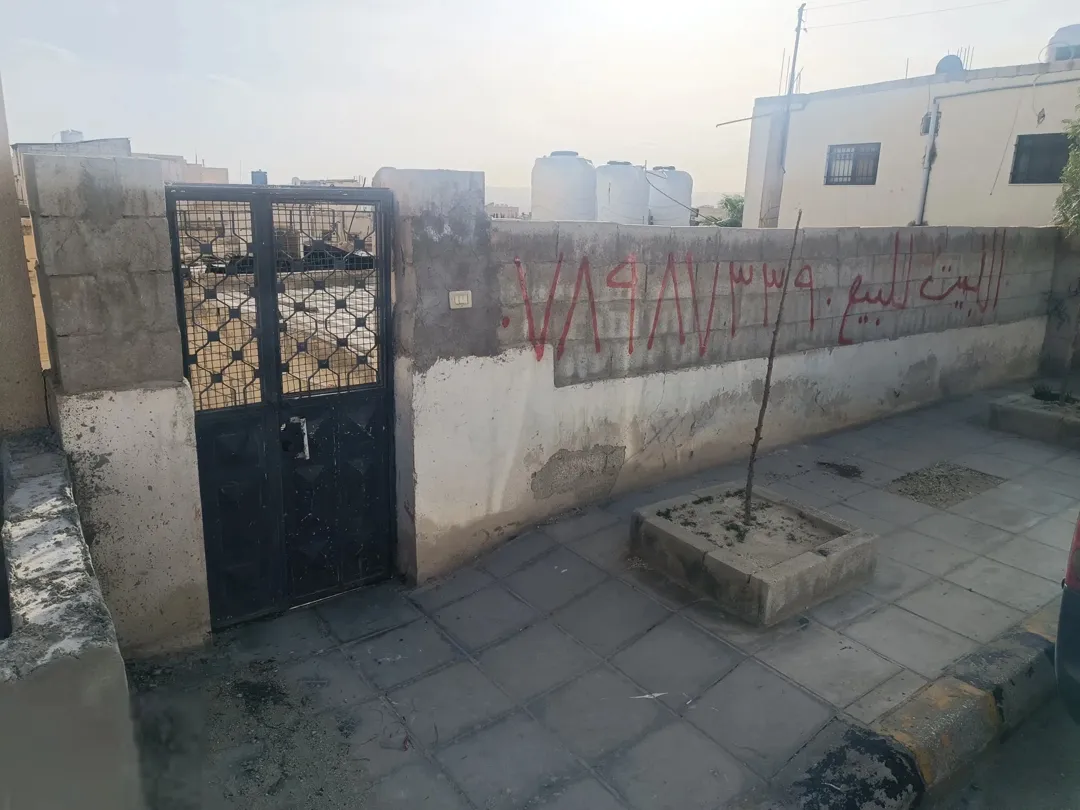 منزل للبيع مع أرض في حي معصوم – الزرقاء
