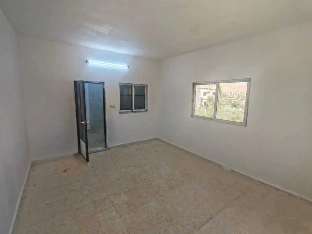 عمارة سكنية للبيع في السخنة – الزرقاء