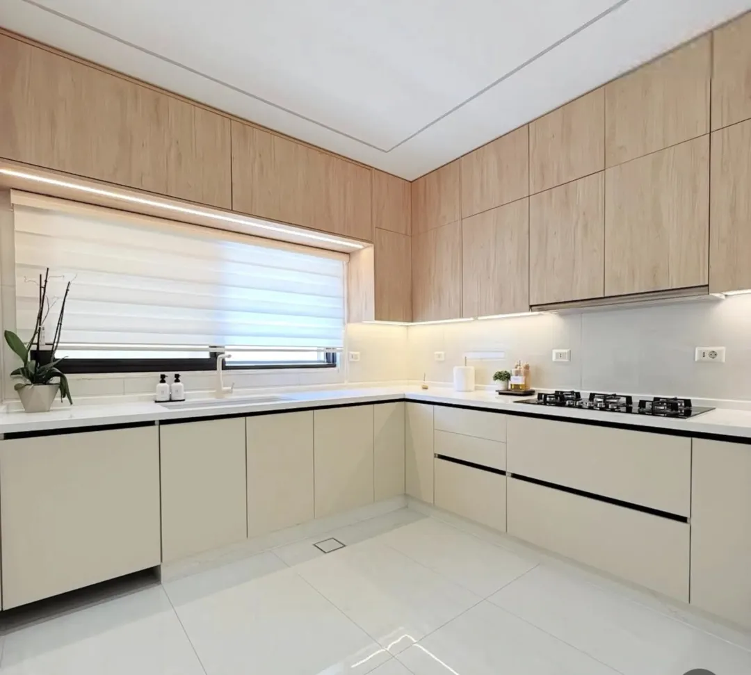 شقة فاخرة جديدة للبيع في أم أذينة موقع متميز