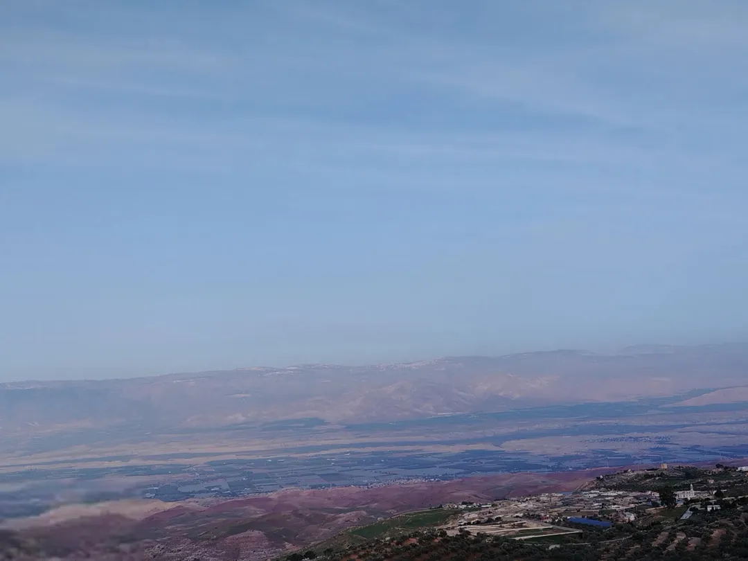 أرض ساحرة في مغاريب السلط بإطلالة بانورامية على جبال فلسطين