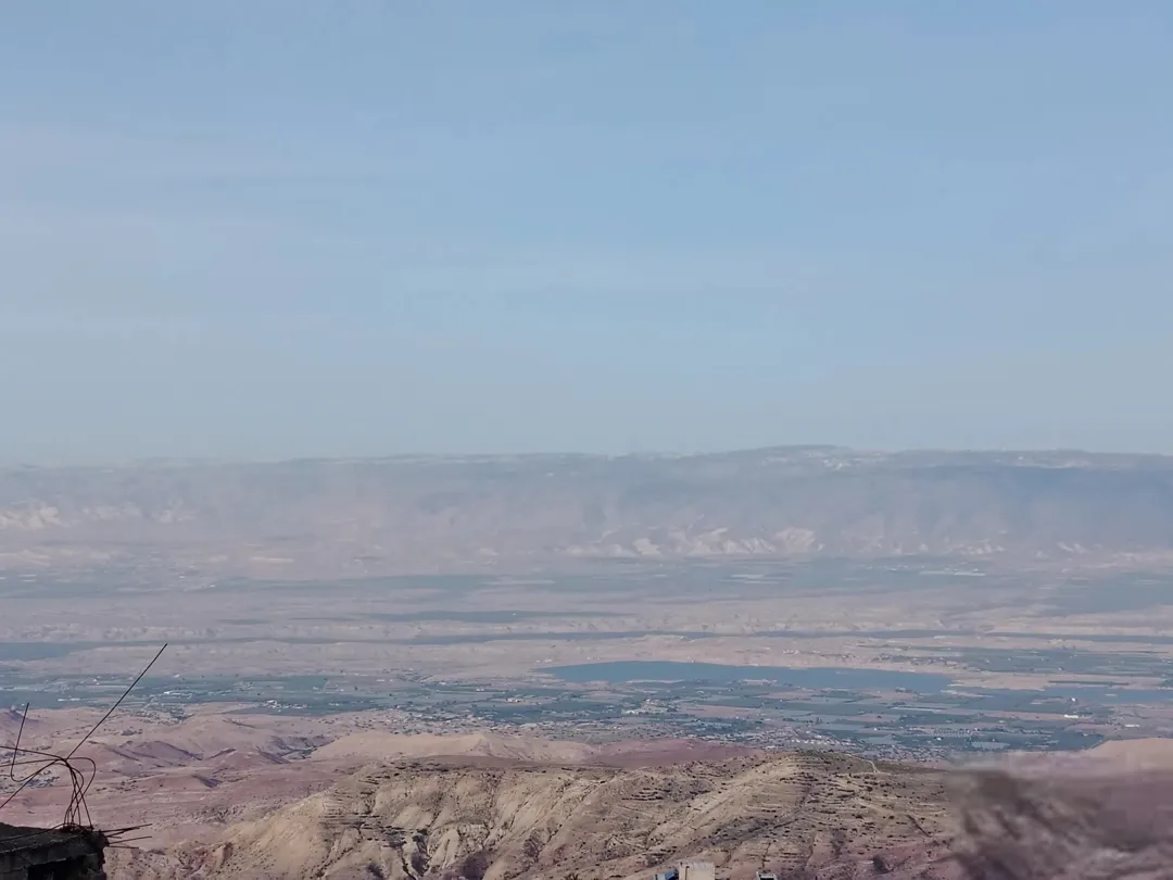 أرض ساحرة في مغاريب السلط بإطلالة بانورامية على جبال فلسطين