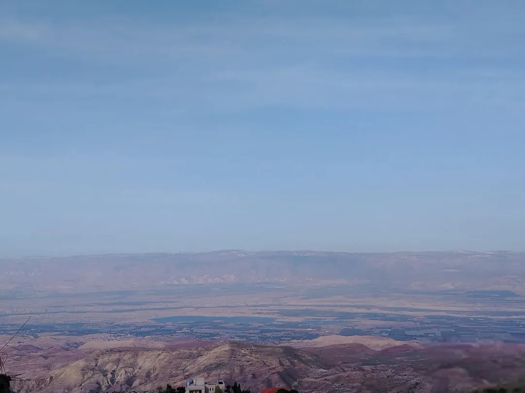 أرض ساحرة في مغاريب السلط بإطلالة بانورامية على جبال فلسطين