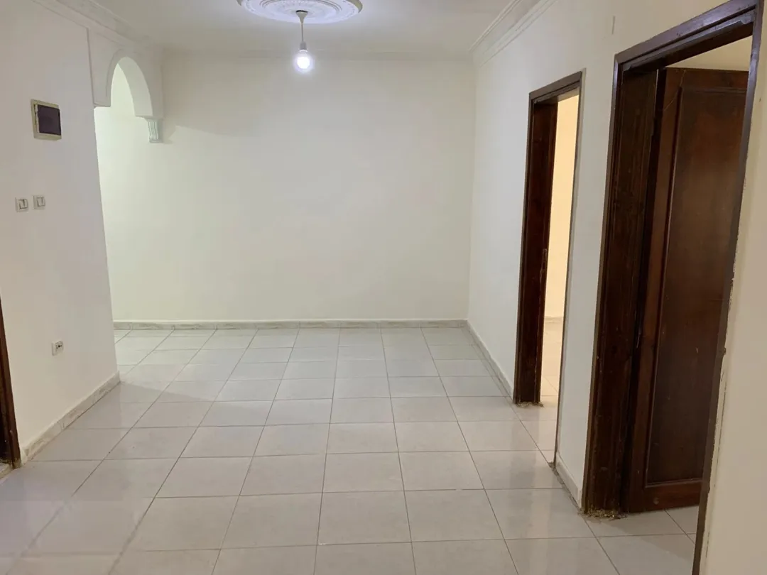 شقة سكنية واستثمارية مميزة للبيع في موقع استراتيجي