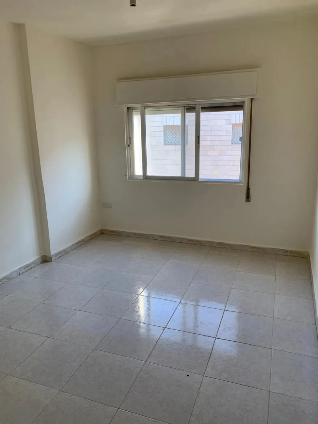 شقة سكنية واستثمارية مميزة للبيع في موقع استراتيجي