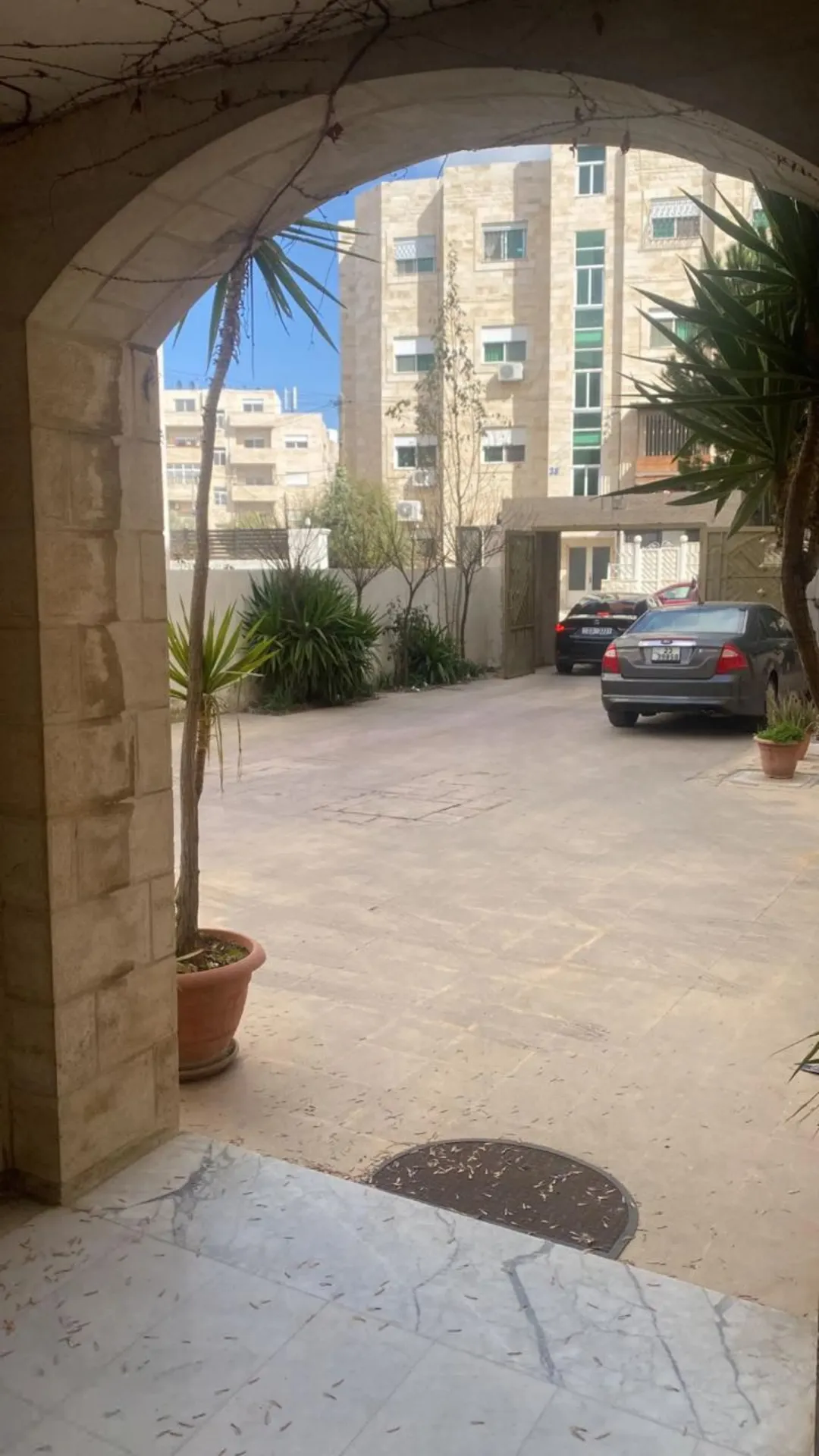 شقة للبيع 230 م بأرقى مناطق جبل الحسين خلف مدارس سكينة بسعر لقطة