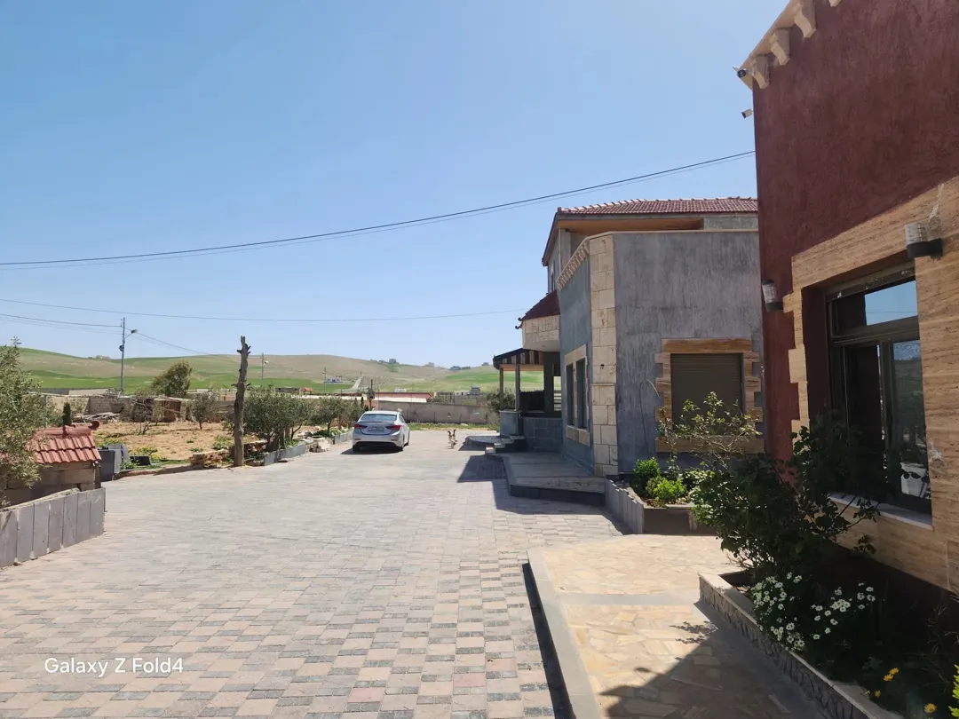 مزرعة فاخرة للبيع تضم ثلاث فلل مستقلة