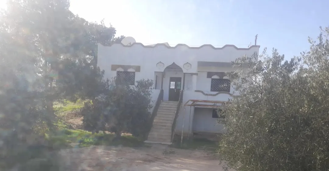 بيت ريفي مميز للبيع وسط مزارع الزيتون في ذيبان