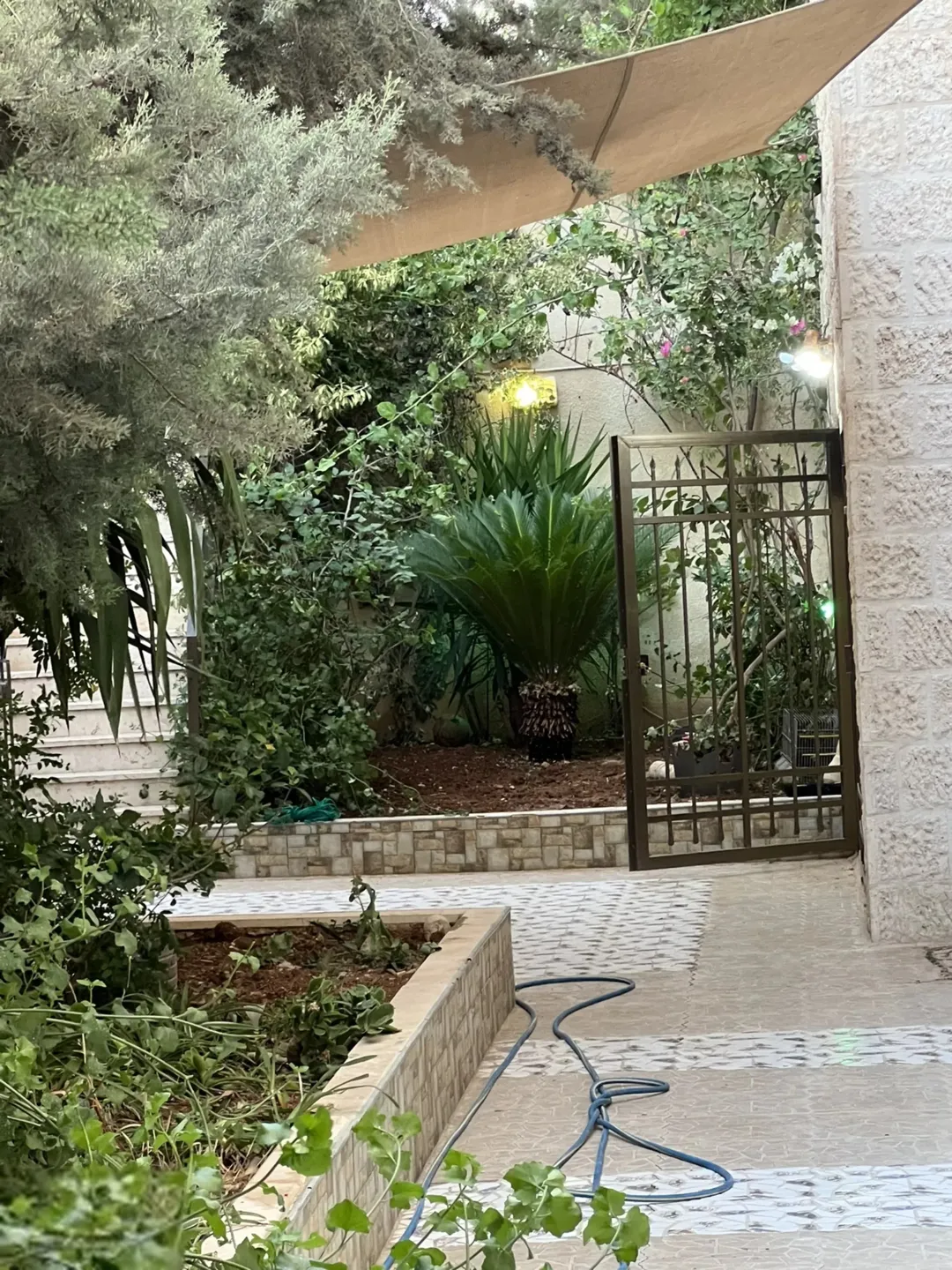 شقة شبه أرضية للبيع في شفا بدران بمساحة واسعة وتراسات خارجية مميزة