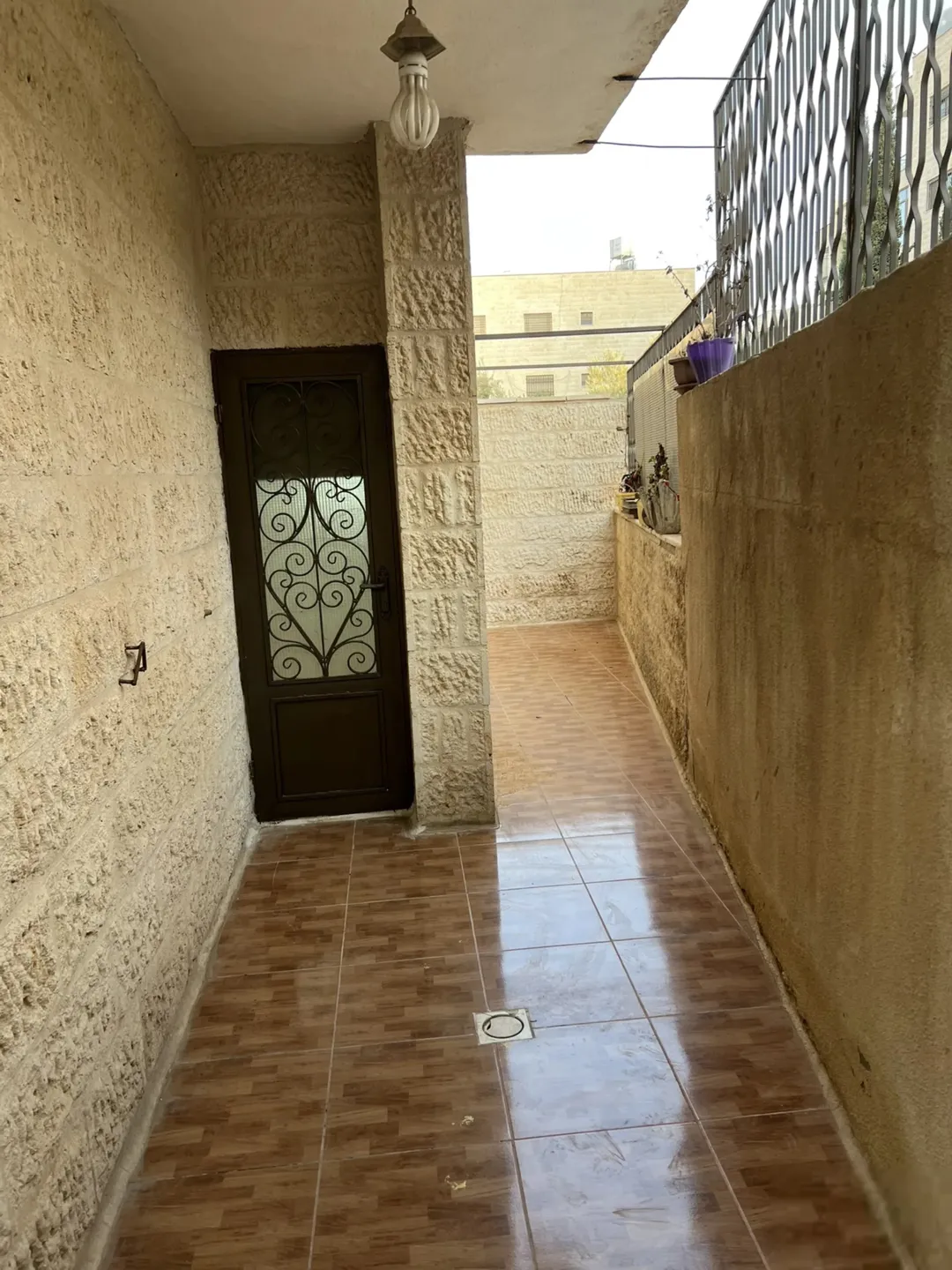 شقة شبه أرضية للبيع في شفا بدران بمساحة واسعة وتراسات خارجية مميزة