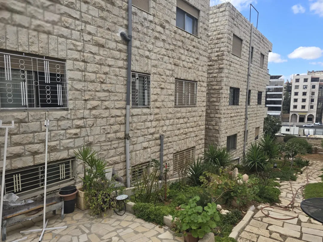 عماره 14 شقه ببعد 50 متر من المختار مول بسعر الارض