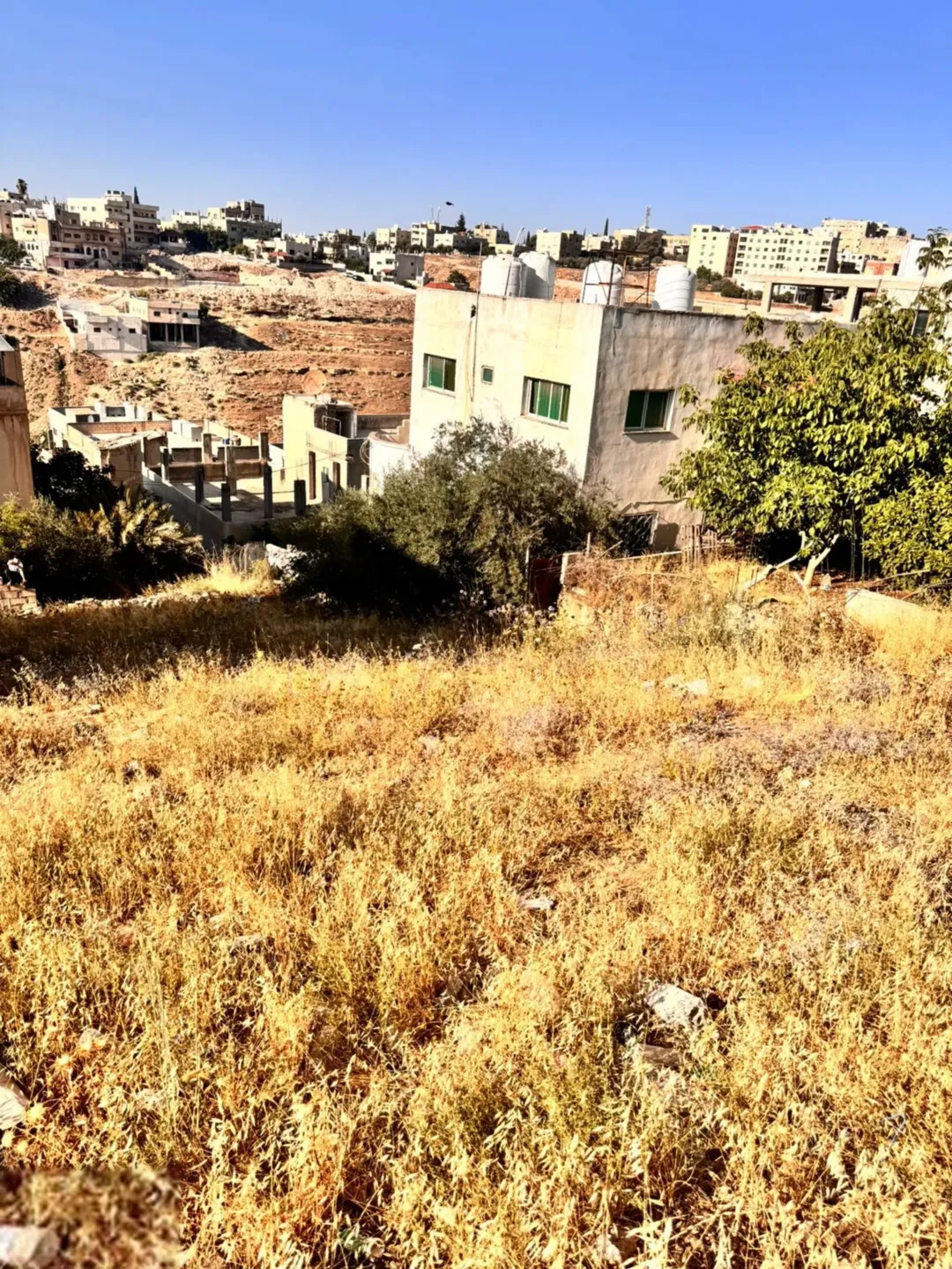 ارض سكنية للبيع مزودة بالخدمات في منطقة زبدة فركوح اربد بمساحة 814 متر مربع