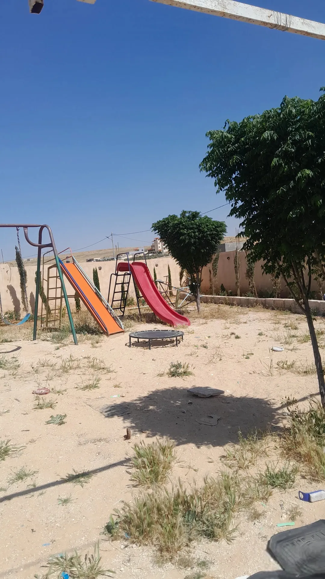 مزرعة وشاليه مميز للبيع في المفرق – الزنية
