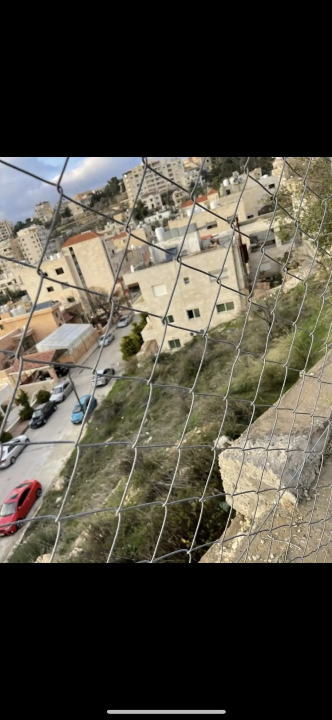 قطعة ارض بالفحيص للبيع على شارعين