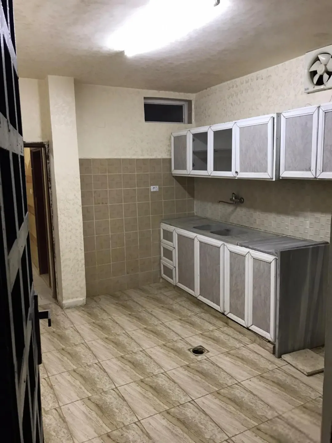 شقة مُجددة بالكامل إطلالة على الحديقة