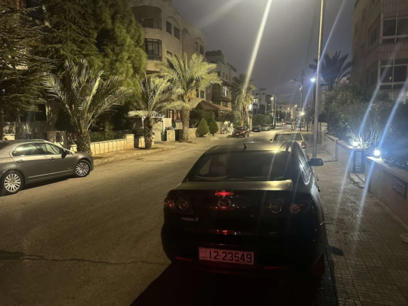 شقة فاخرة في الطابق الأول ٣ غرف ماستر ٣ حمامات بلكونة غرفتي معيشة ومطبخ كبير ومفروش بالكامل – عمان الاردن