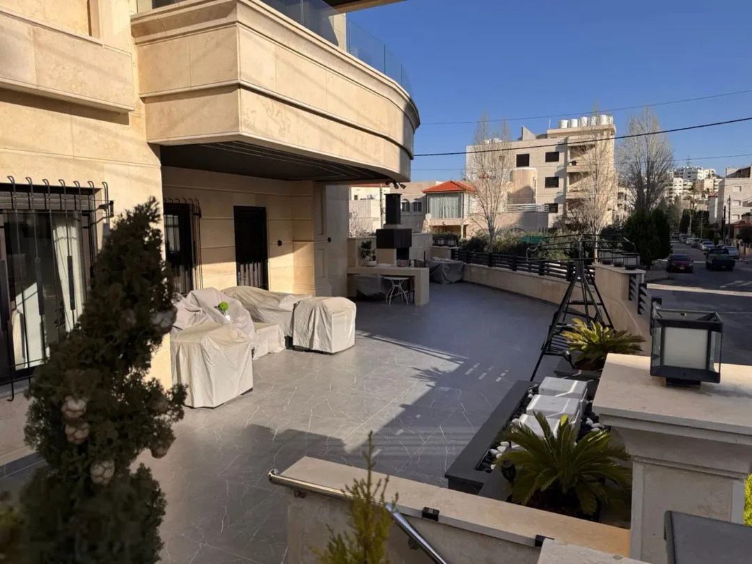شقة فاخرة للبيع في ضاحية النخيل – طابق أرضي مع تراس واسع