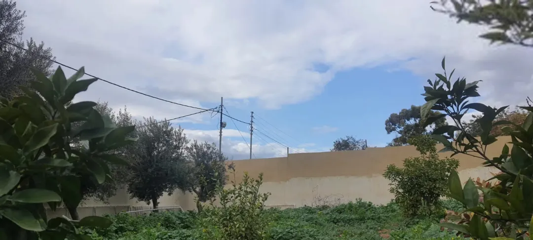 بيت ريفي في الاغوار الشمالية مع ارض في منطقة هادئة وخلابة قريبة من الخدمات يصلح للاسثمار مشتى عائلي