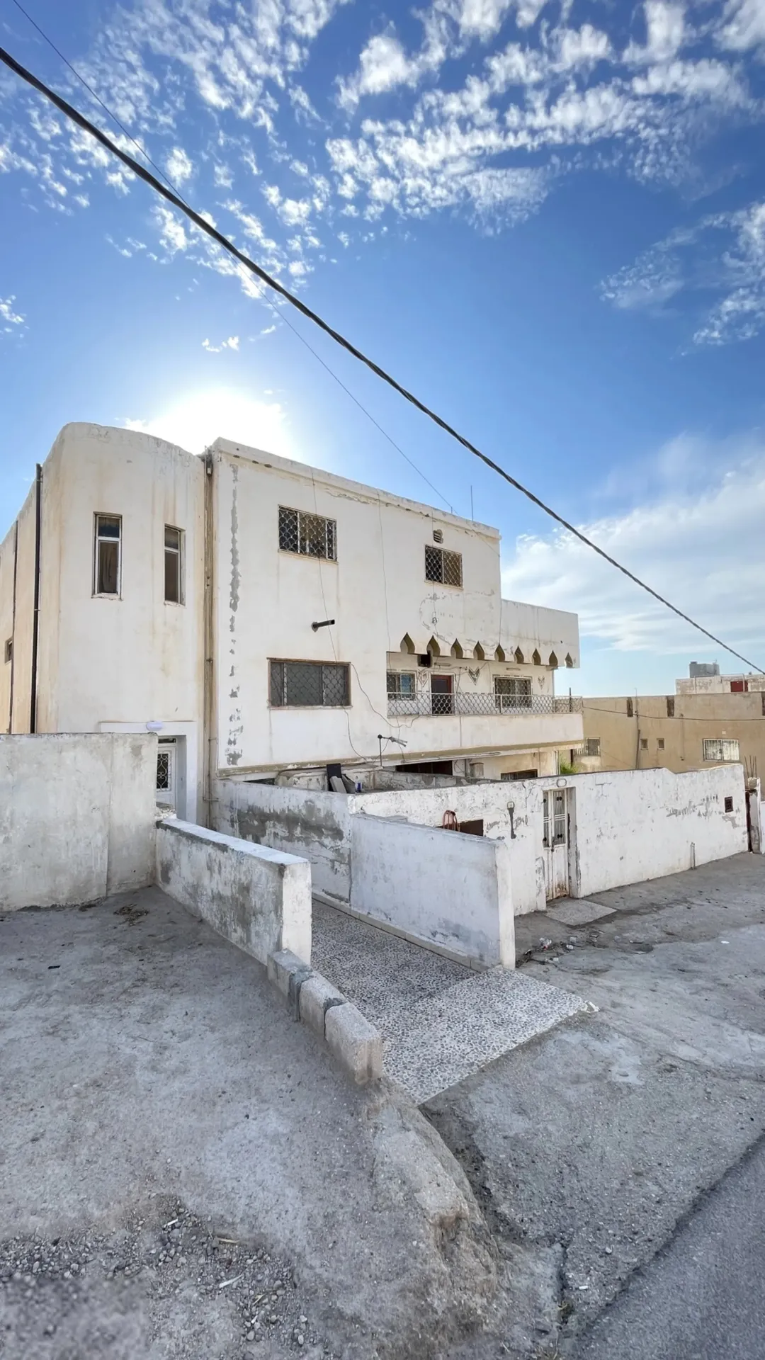 عمارة سكنية مميزة للبيع في إربد – النعيمة مع أرض مثمرة