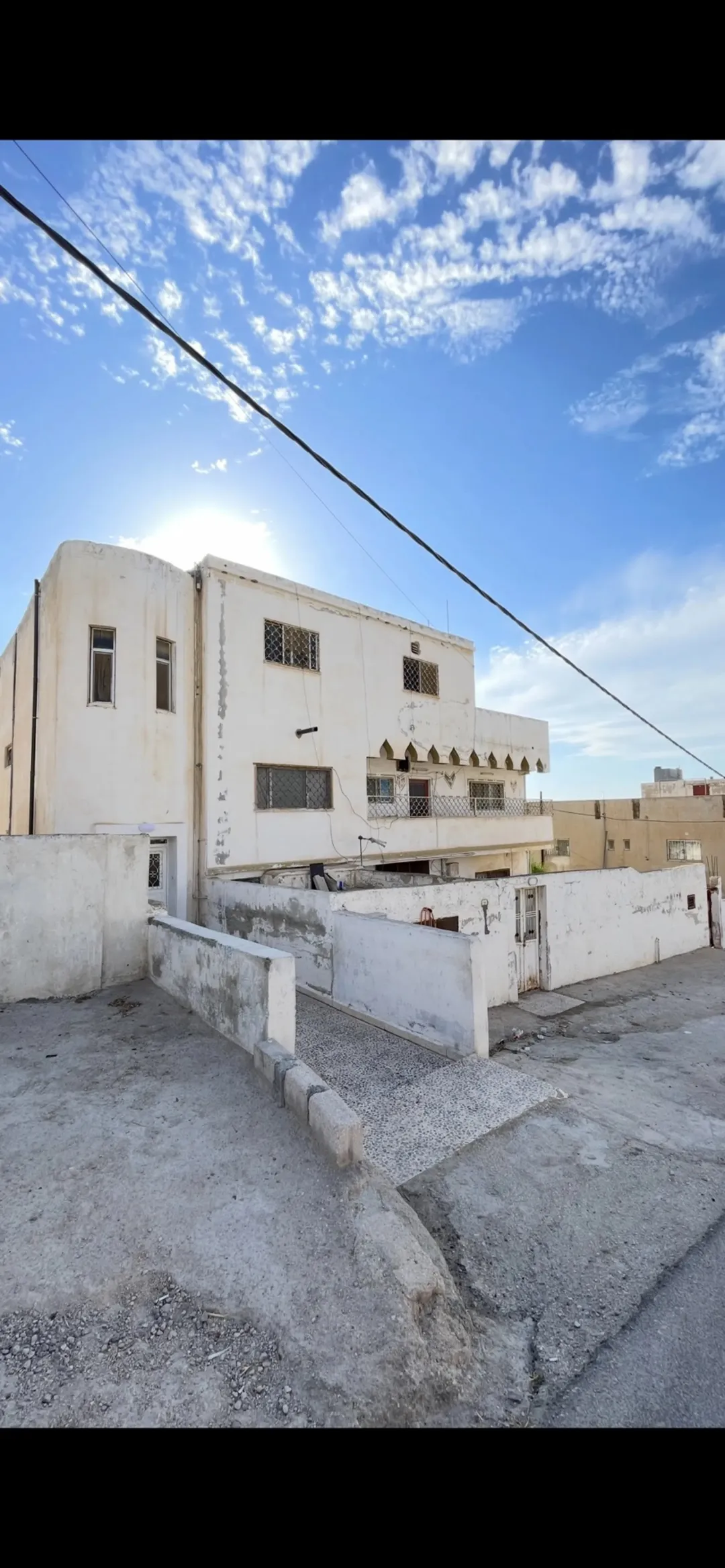 عمارة سكنية مميزة للبيع في إربد – النعيمة مع أرض مثمرة