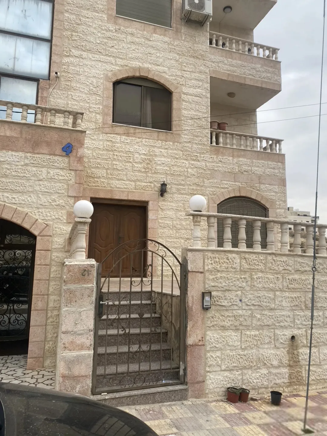 شقة سوبر ديلوكس للبيع طابق اول بجانب جامعة العلوم التطبيقية