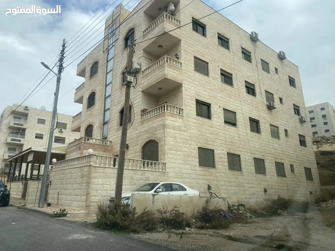 شقة سوبر ديلوكس للبيع طابق اول بجانب جامعة العلوم التطبيقية