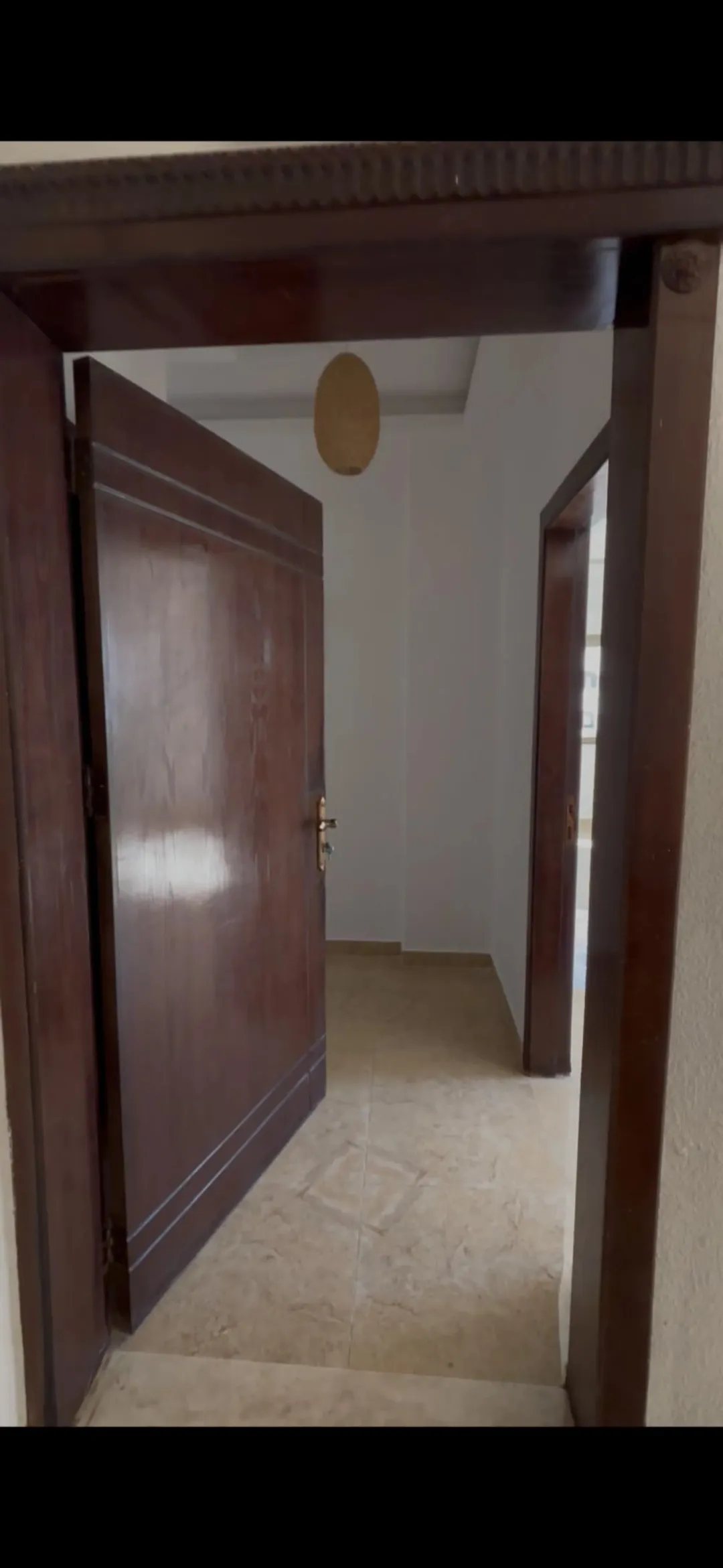 شقة سوبر ديلوكس للبيع طابق اول بجانب جامعة العلوم التطبيقية