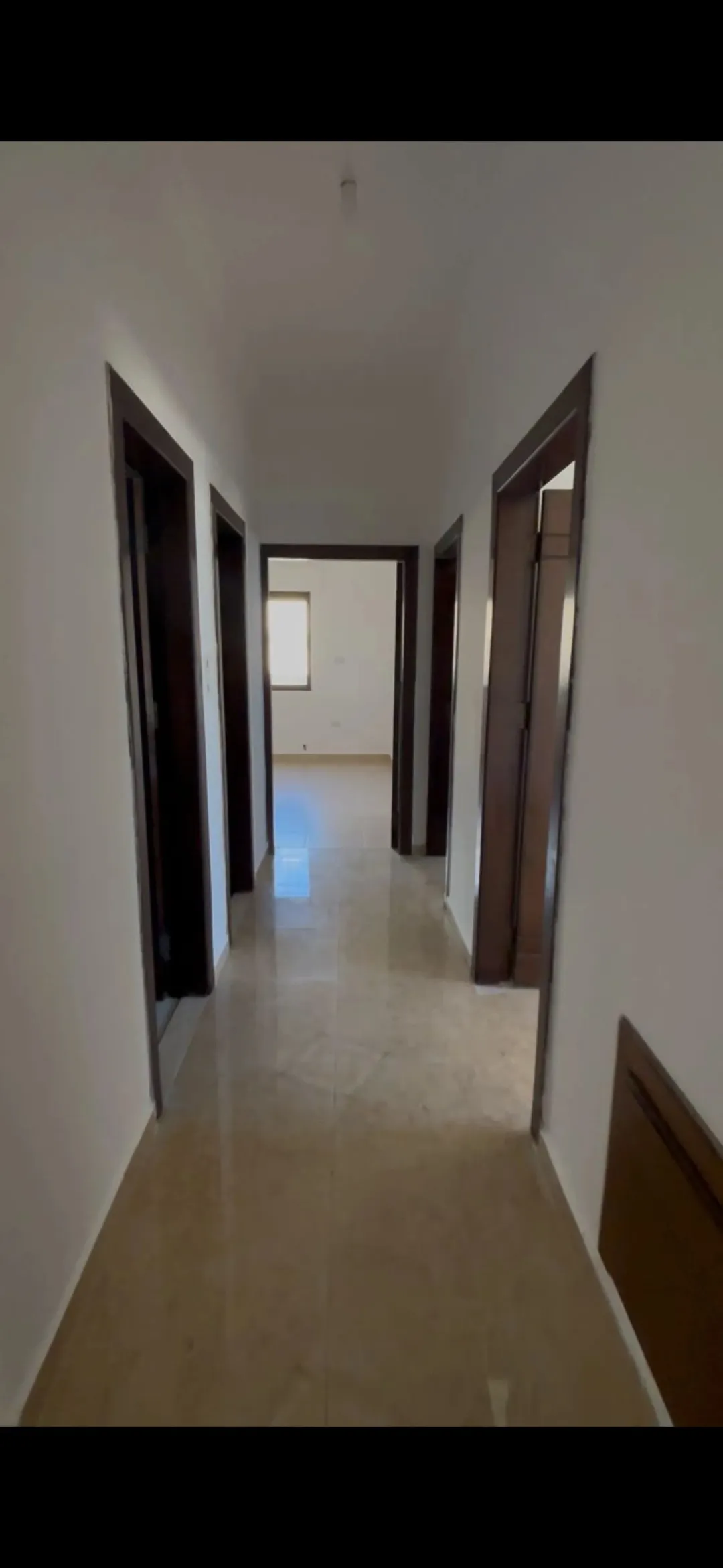 شقة سوبر ديلوكس للبيع طابق اول بجانب جامعة العلوم التطبيقية