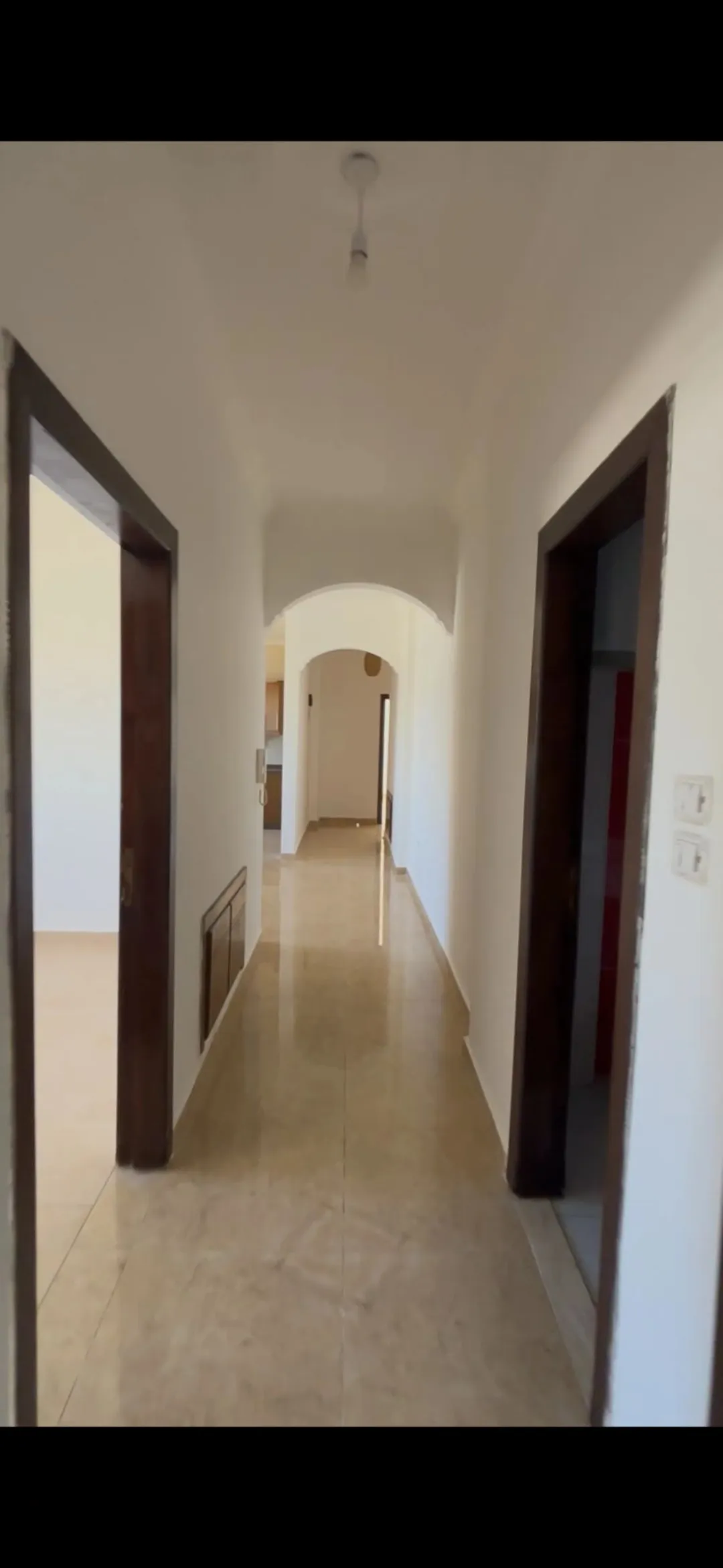 شقة سوبر ديلوكس للبيع طابق اول بجانب جامعة العلوم التطبيقية
