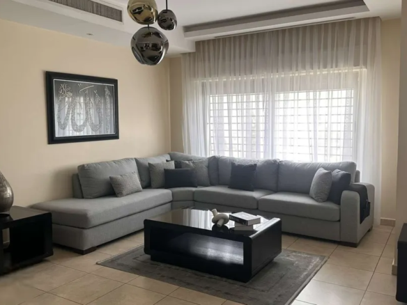شقة فاخرة في الطابق الثالث غرفتا نوم مجهيزات بالكامل جاهزة للإيجار في موقع استثنائي يطل على فندق olive tree – عمان الاردن